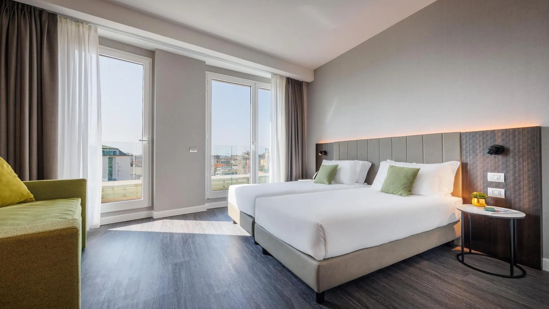 Ih Hotels Milano Centrale 4*,
