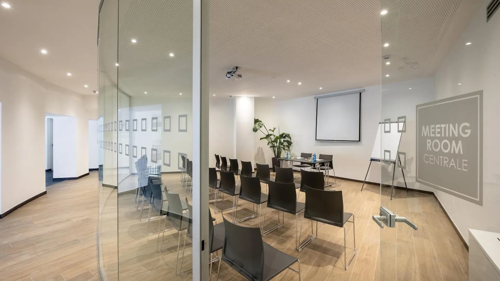 Ih Hotels Milano Centrale 4*,